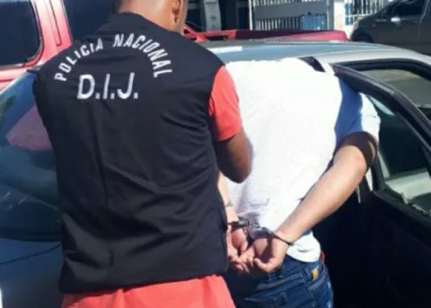 Más de 70 mil dólares, arma y municiones decomisan en microbús manejado por policía  