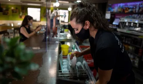 Bajan pedidos de subsidio por desempleo en Estados Unidos