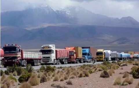 Largas filas de cisternas esperan al escasear el diesel en parte de Bolivia