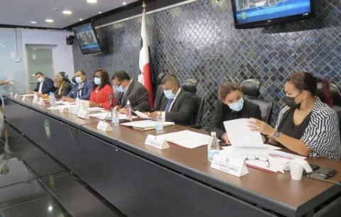Prohíjan iniciativa que busca cambiar nombre del tercer juego de esclusas