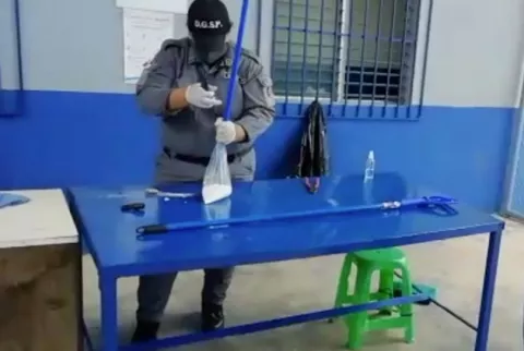 ¡Creyó que era el plan perfecto! Lo atrapan con escoba y trapeador 'preñados' en droga