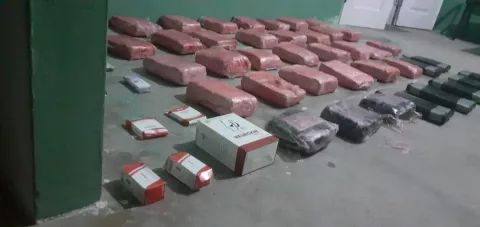 Incautan 40 paquetes de drogas en una embarcación y buscan a la tripulación