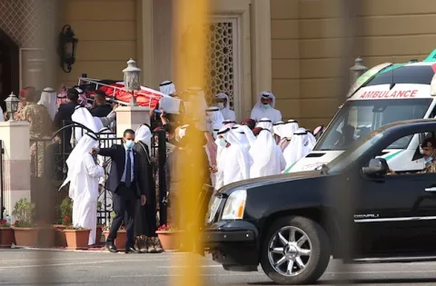 El emir de Kuwait es enterrado a puerta cerrada por la COVID-19