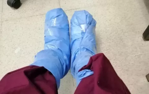 Enfermeras denuncian que siguen trabajando con batas y zapatos improvisados frente a la COVID-19