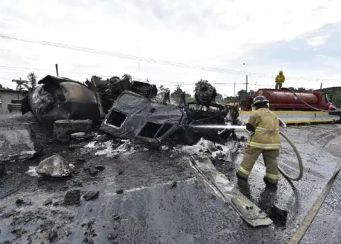 Explosión de camión cisterna deja cuatro muertos en el sureste de México