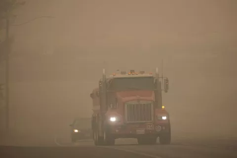 El tiempo da un respiro a los bomberos en EE.UU., pero preocupa el pronóstico
