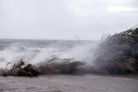 Alertan de posibles inundaciones "históricas" por el huracán Sally