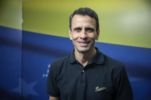 Henrique Capriles da un golpe sobre la mesa y vuelve a la primera línea