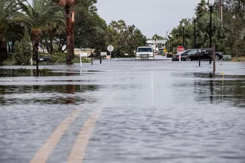 El huracán Teddy se refuerza y Sally, degradada a depresión, descarga lluvia