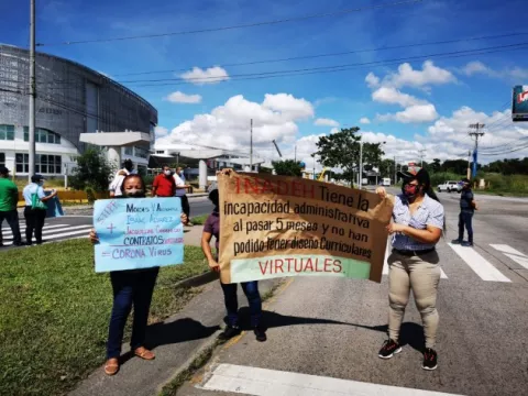 Instructores del Inadeh cierran una de las calles en la vía Tocumen, en protesta por pagos adeudados
