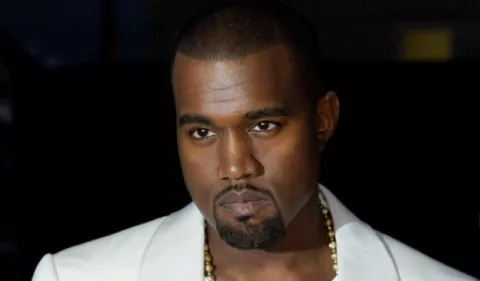 Kanye West orina un Grammy y así le declara la guerra a la industria discográfica