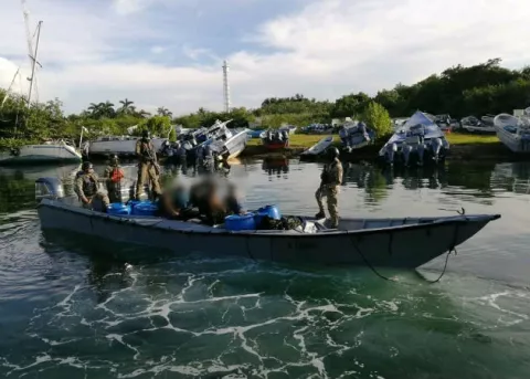 Capturan a 4 colombianos con droga en una lancha rápida por la costa arriba de Colón