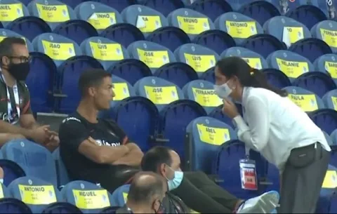 Regañan a Cristiano Ronaldo por no llevar mascarilla mientras veía un juego