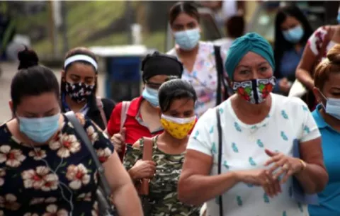 Mascarillas, la moda impuesta por la pandemia de COVID-19 que genera molestia, dudas e interrogantes