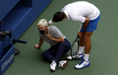 Descalifican a Novak Djokovic por  dar un pelotazo accidental a una jueza de línea