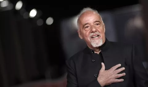 El escritor Paulo Coelho se ríe de los brasileños que queman sus libros