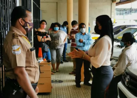 Protestan en oficina regional de la ASEP en Santiago, se quejan de los constantes apagones 