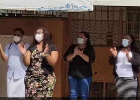 Docentes de la escuela Santa María de Belén en Colón,  protestan exigiendo pago de sus salarios 