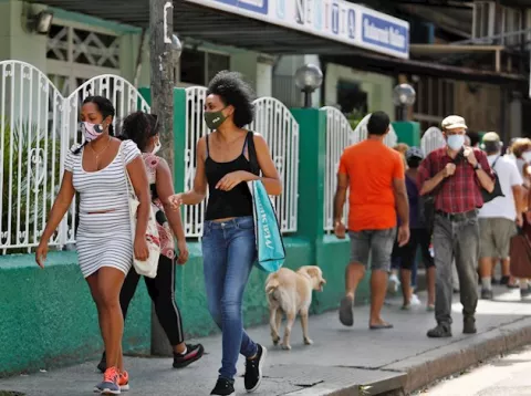 Organización Mundial de la Salud considera 'estadísticamente irrelevantes' casos de reinfección por COVID-19