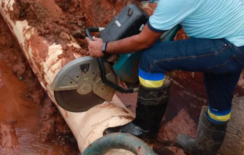 Cableado soterrado complica reparación de línea de agua potable que abastece a Perejil y Bella Vista