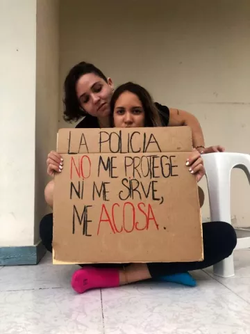 Policía Nacional se disculpa ante retención de dos mujeres por besarse en espacios públicos