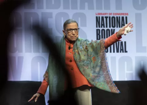La fallecida jueza de EE.UU., Ruth Bader Ginsburg, falló a favor de legalizar el matrimonio igualitario en 2015 