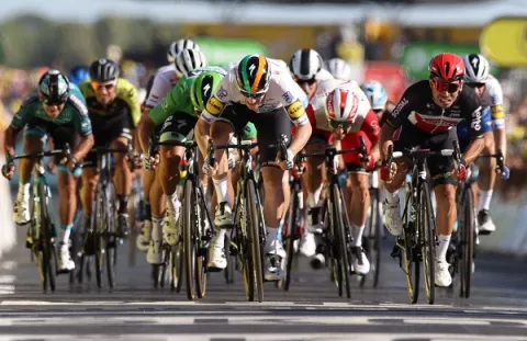 Bennett gana etapa;  Roglic sigue líder en el Tour de Francia