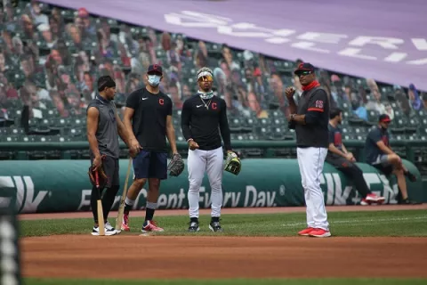 Sandy Alomar Jr. seguirá al frente de los Indios para enfrentar a los Yanquis