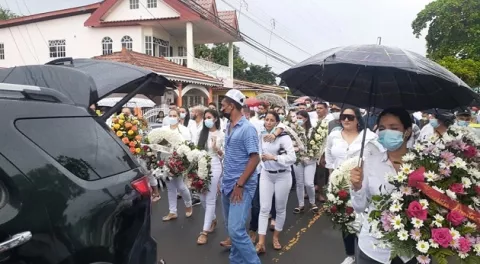 En medio de festejos, despiden a santeña asesinada en el Buko Market