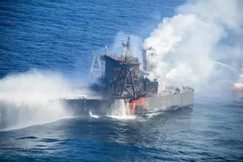 Sri Lanka detiene derrame de crudo del petrolero de bandera panameña incendiado cerca de su costa