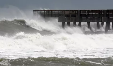 La tormenta Beta se acerca a la costa de Texas y el huracán Teddy a Bermudas
