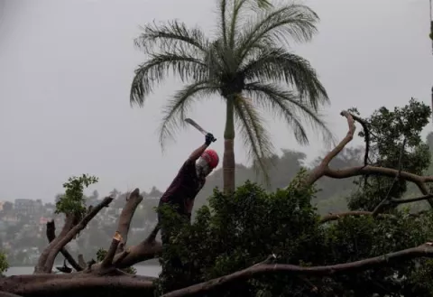 Tres ondas tropicales amenazan el Atlántico mientras Omar baja a 'remanente'