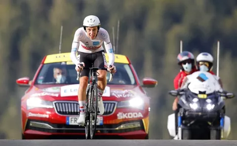 Pogacar con un triunfo histórico ante  Roglic, virtual ganador del Tour de Francia