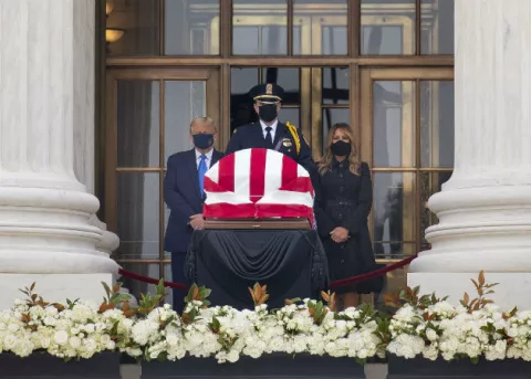 Trump hace visita a la capilla ardiente de la jueza del Supremo en medio de abucheos