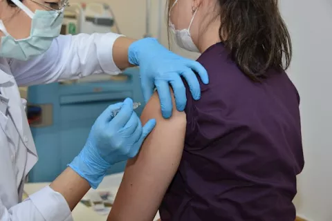 La vacuna china de Sinovac se probará en niños y adolescentes a final de mes