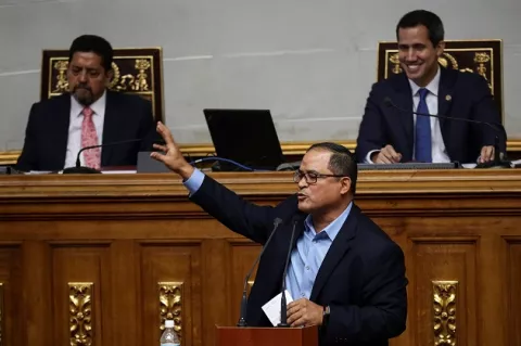 La oposición venezolana insta a la Fuerza Armada a retirar su apoyo a Nicolás Maduro