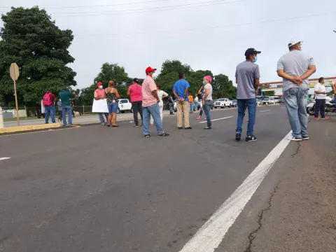 Moradores de diversos residenciales en Veraguas protestan exigiéndole al MOP que repare las calles