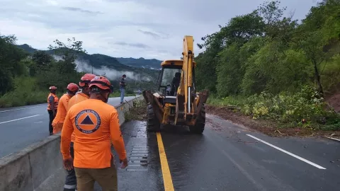 Evalúan la situación de las vías en Las Palmas de Veraguas por los deslizamientos de tierra