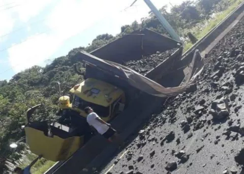 Camión volquete se accidenta en la autopista Panamá-Colón 