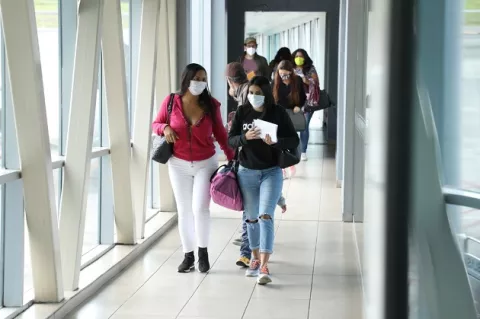 ¿Cuál es el procedimiento si la prueba de COVID-19 de un viajero que llega a Panamá resulta positiva?