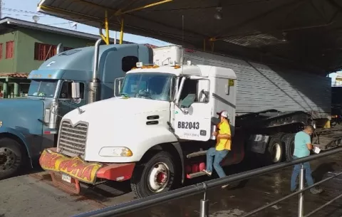 Restablecen el paso de mercancías en el área de Paso Canoas