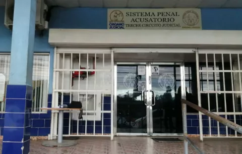 Imputan cargos por posesión de drogas a miembro del Senan y a la esposa de un suboficial de la institución