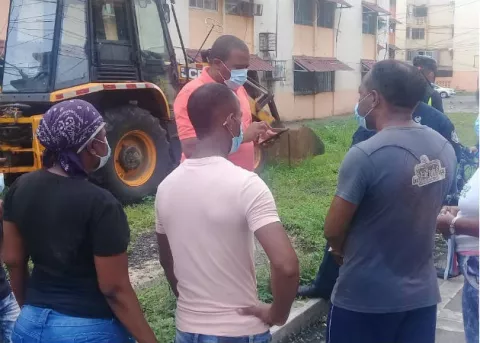 Residentes de edificios de la calle 3 en Colón, se quejan porque las aguas servidas invaden sus apartamentos