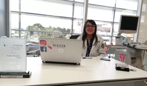  Alejandra Andrino: Comparte información sobre medicina femenina en las redes sociales