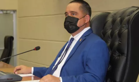 Marcos Castillero, presidente de la Asamblea Nacional, trata de justificar contratos hechos en medio de la pandemia 