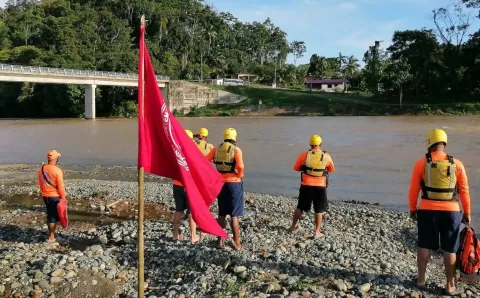 Sinaproc coloca banderas rojas y amarillas, en playas y ríos, por no ser aptos para los bañistas