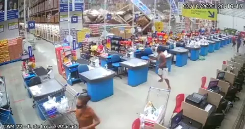 Un muerto y ocho heridos por la caída de los escaparates en un supermercado en Brasil