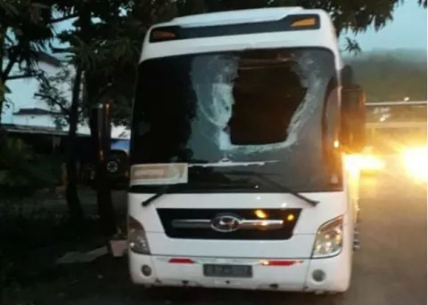 Llanta se desprende de un camión rompiendo el parabrisas de un autobús y quedando incrustada en un asiento  