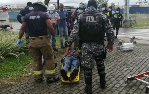 Dos trabajadores heridos al caer de unos  20 pies de altura en la ciudad de Colón