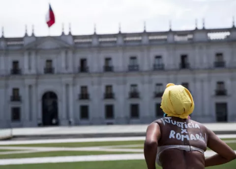 Madre de joven asesinado en protestas en Chile se desnuda para pedir justicia